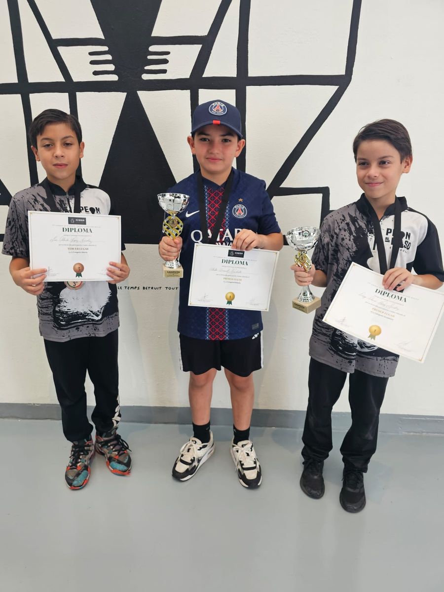 Podio de ganadores con trofeos del 1er Torneo Chess Champions México