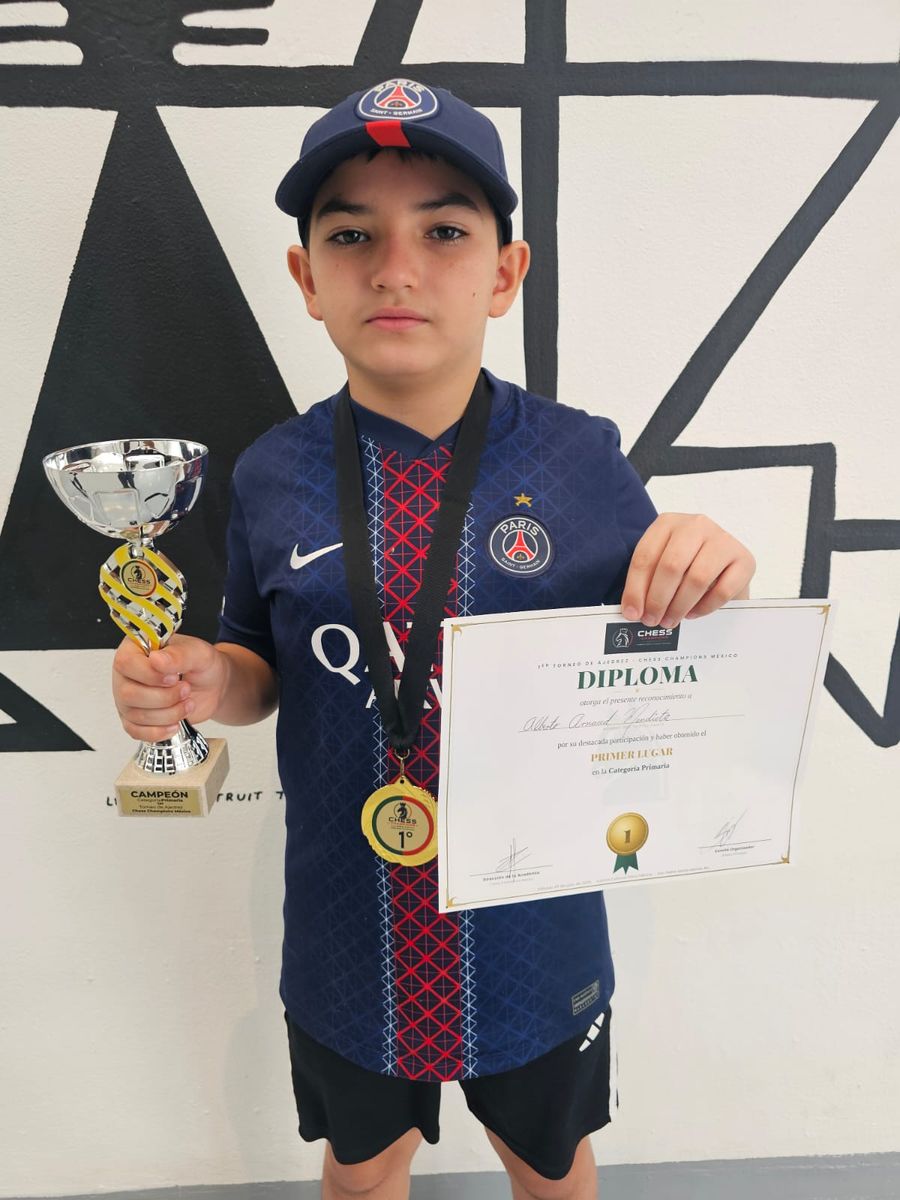 Campeón con trofeo, medalla y diploma del torneo de ajedrez
